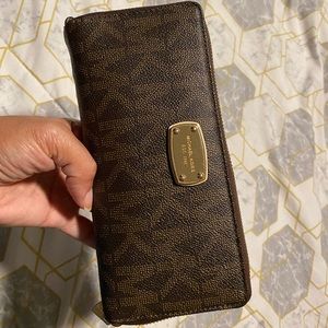 Michael Kors - Large Logo Continental Wallet